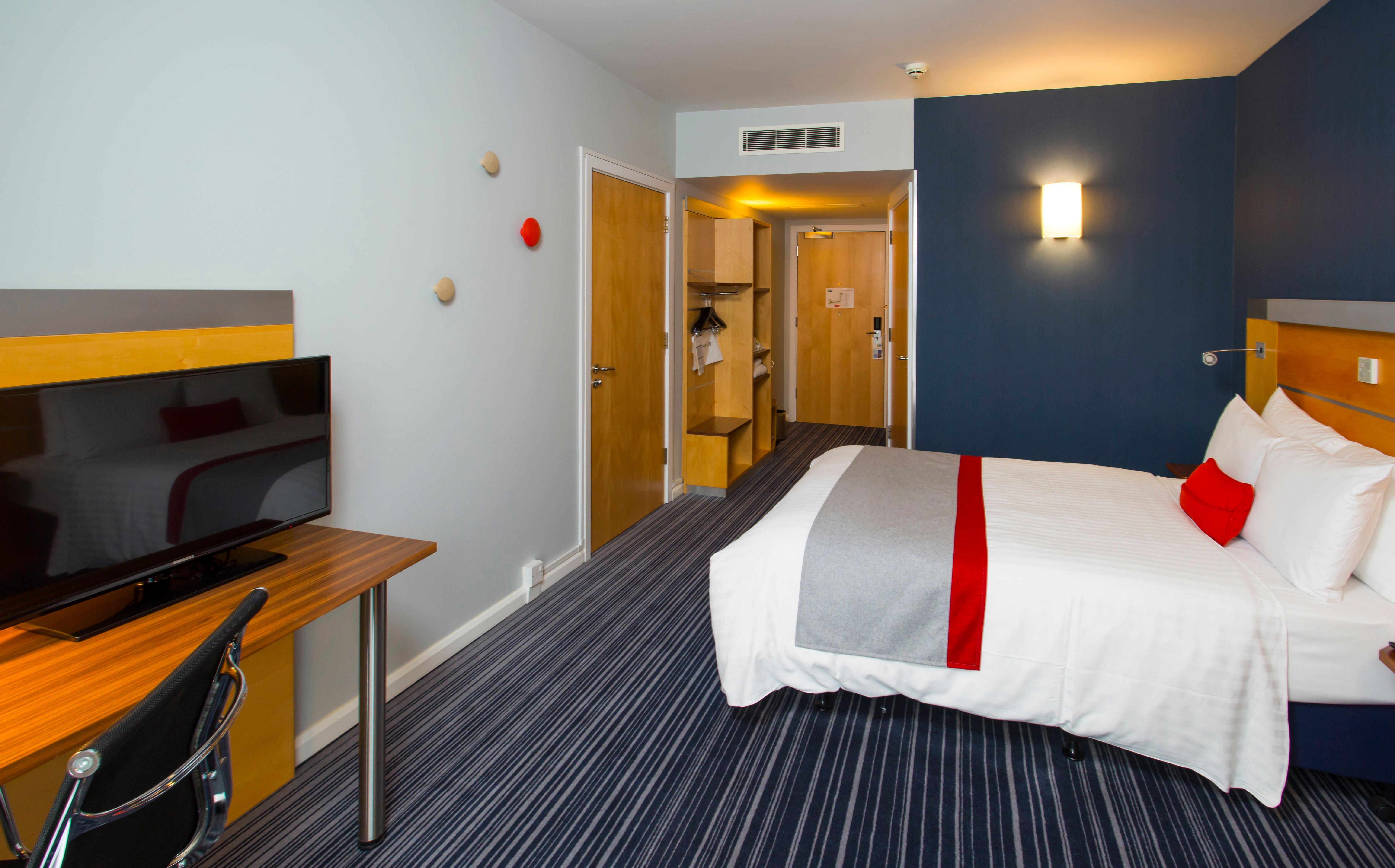 Holiday Inn Express London - Epsom Downs, An Ihg Hotel Экстерьер фото
