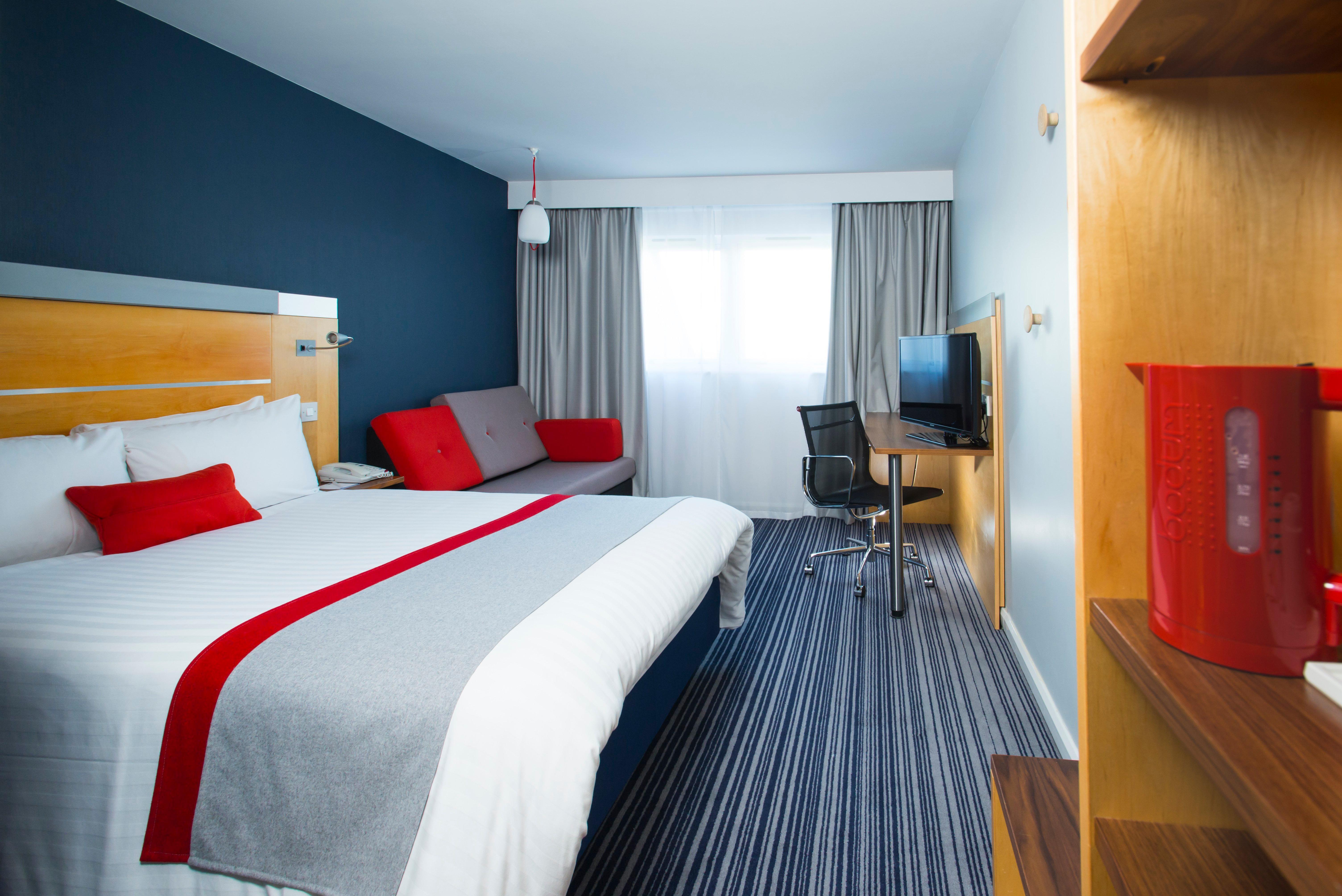 Holiday Inn Express London - Epsom Downs By Ihg Экстерьер фото