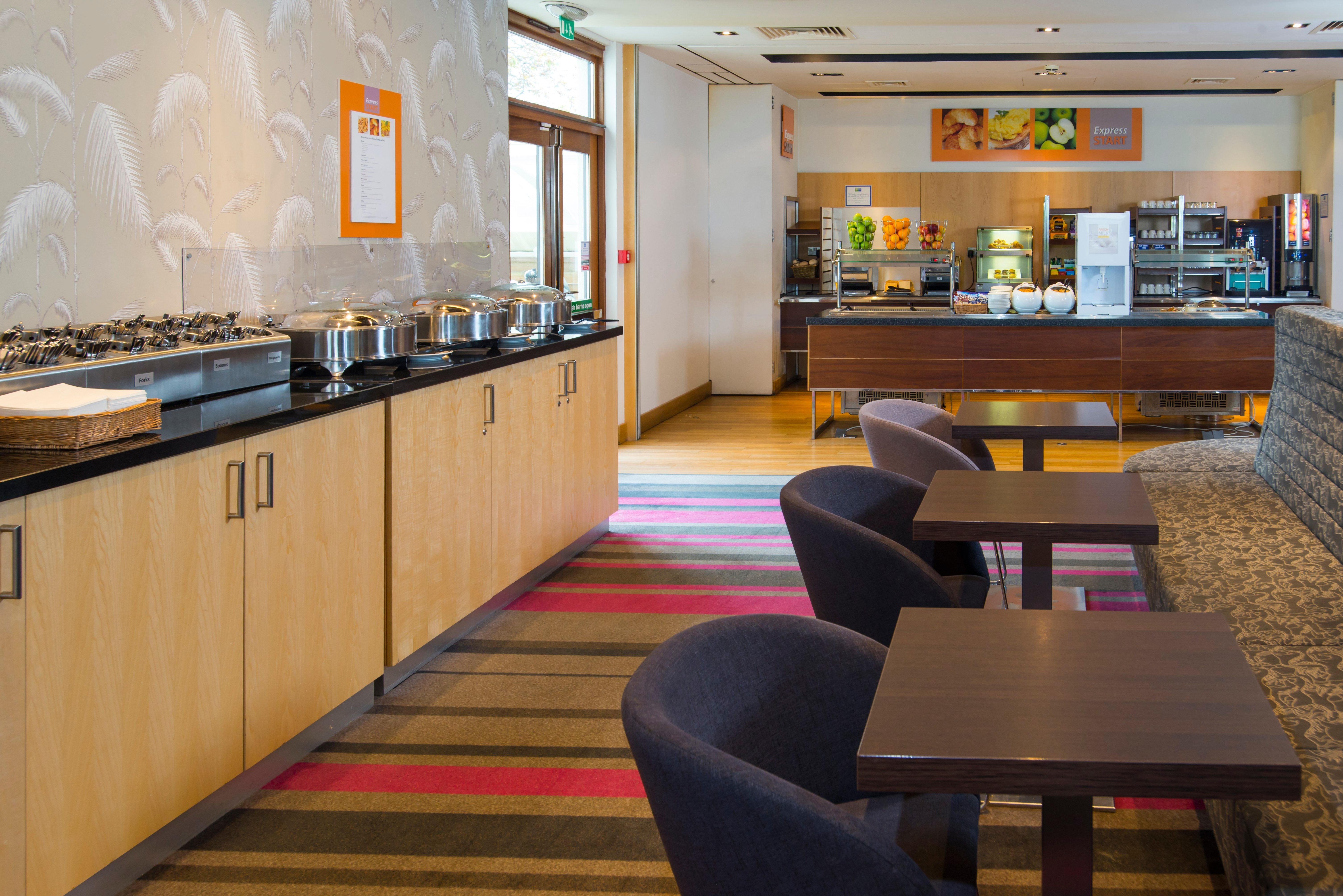 Holiday Inn Express London - Epsom Downs By Ihg Экстерьер фото