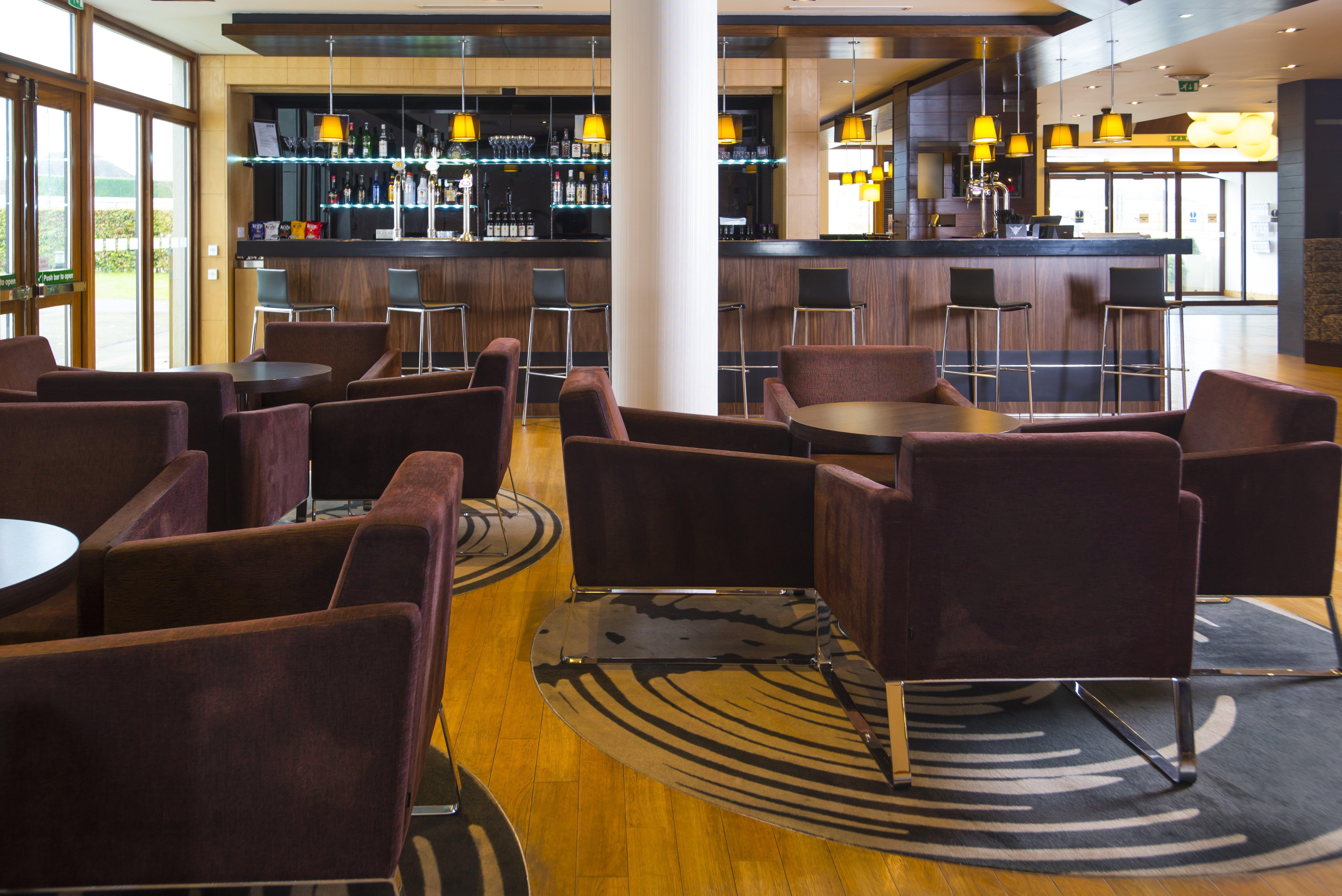 Holiday Inn Express London - Epsom Downs By Ihg Экстерьер фото