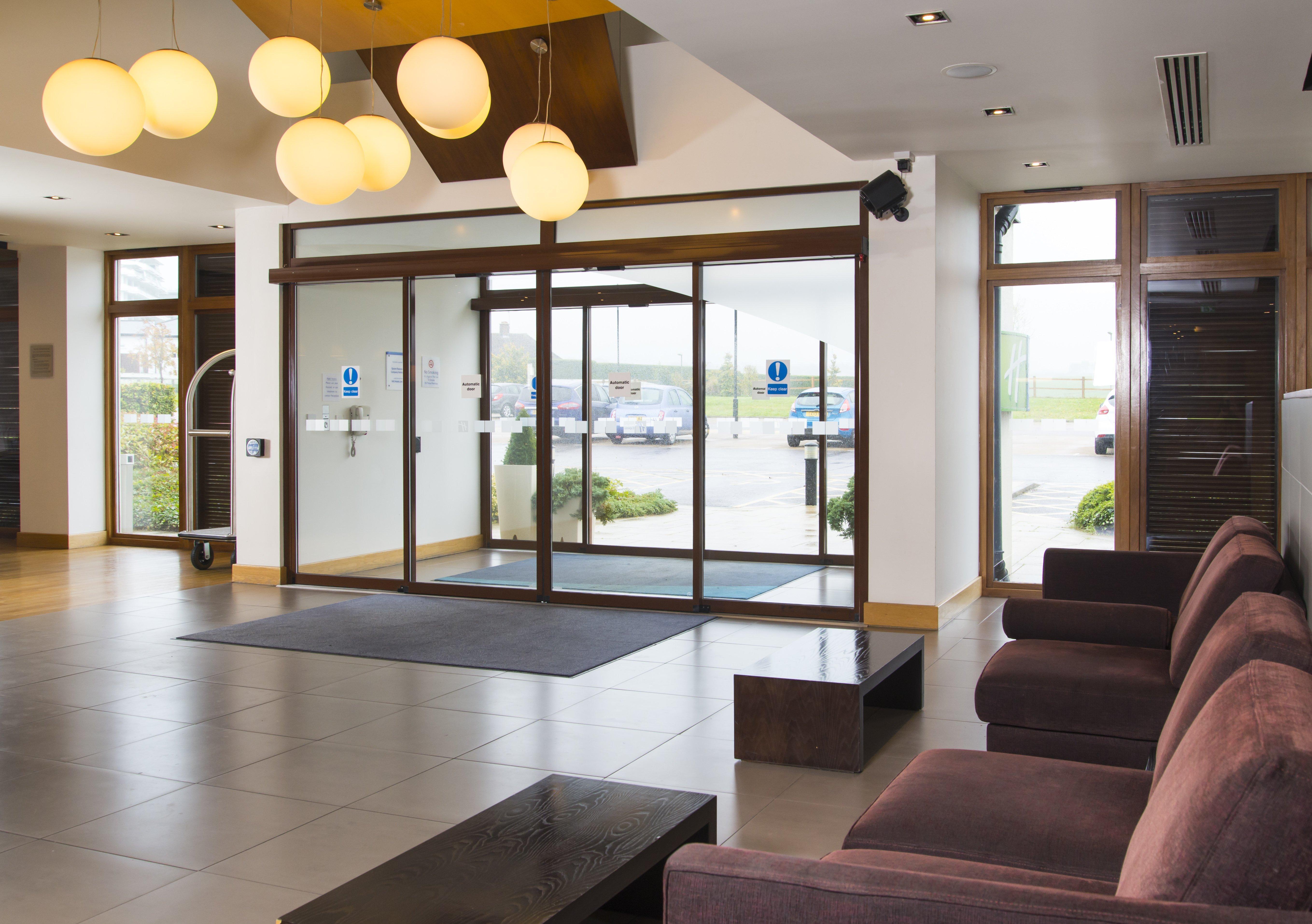 Holiday Inn Express London - Epsom Downs By Ihg Экстерьер фото