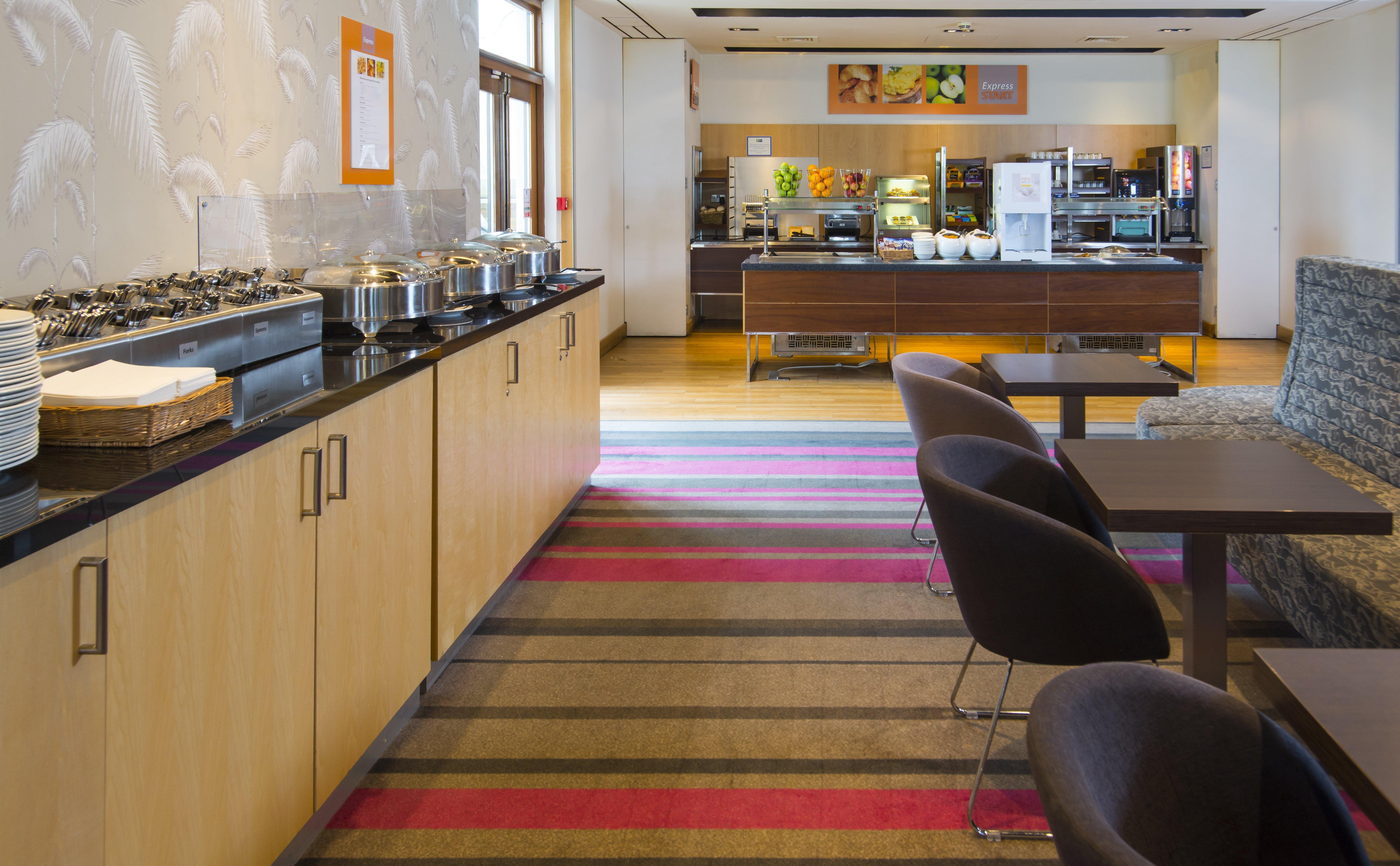 Holiday Inn Express London - Epsom Downs By Ihg Экстерьер фото
