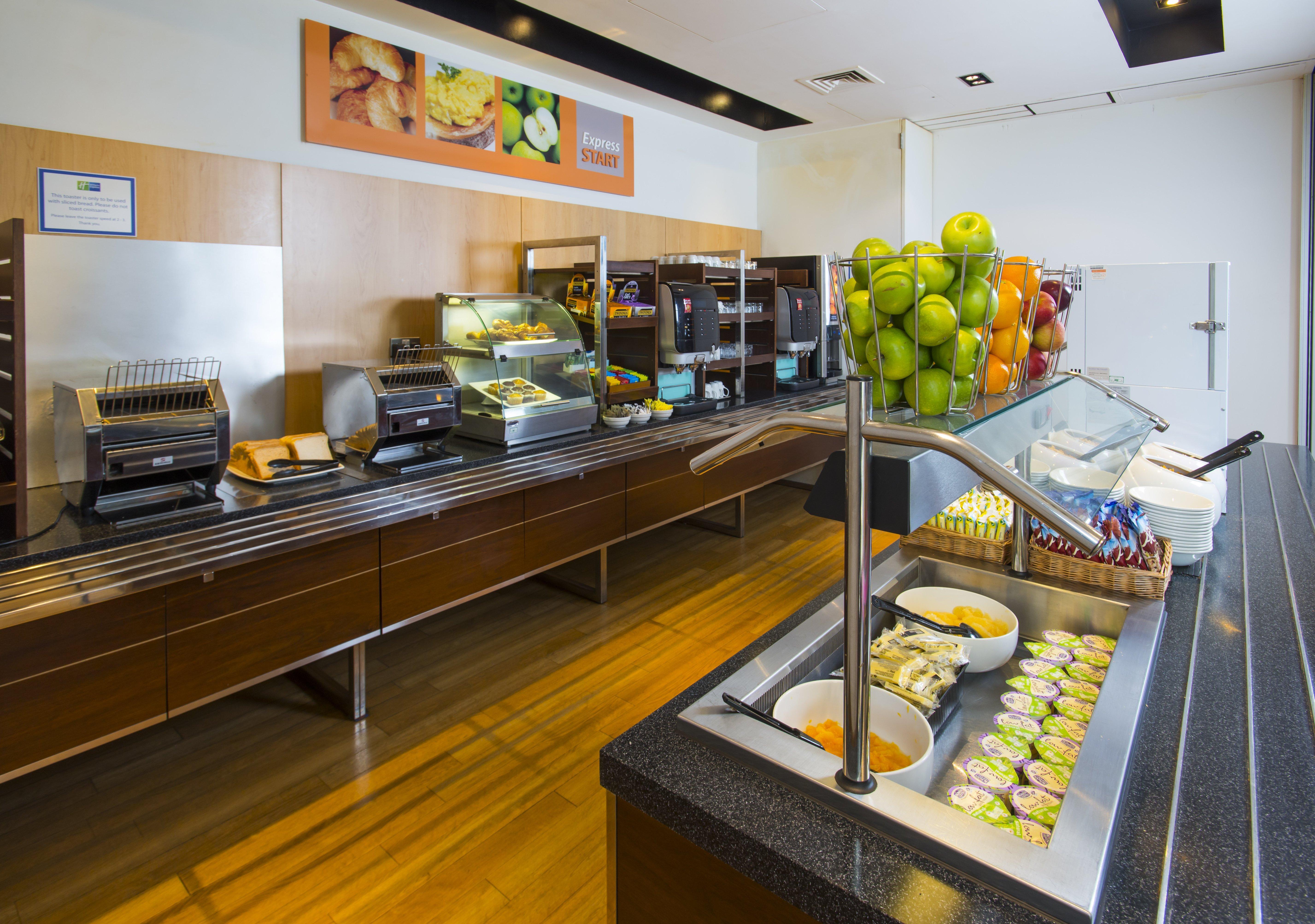 Holiday Inn Express London - Epsom Downs By Ihg Экстерьер фото
