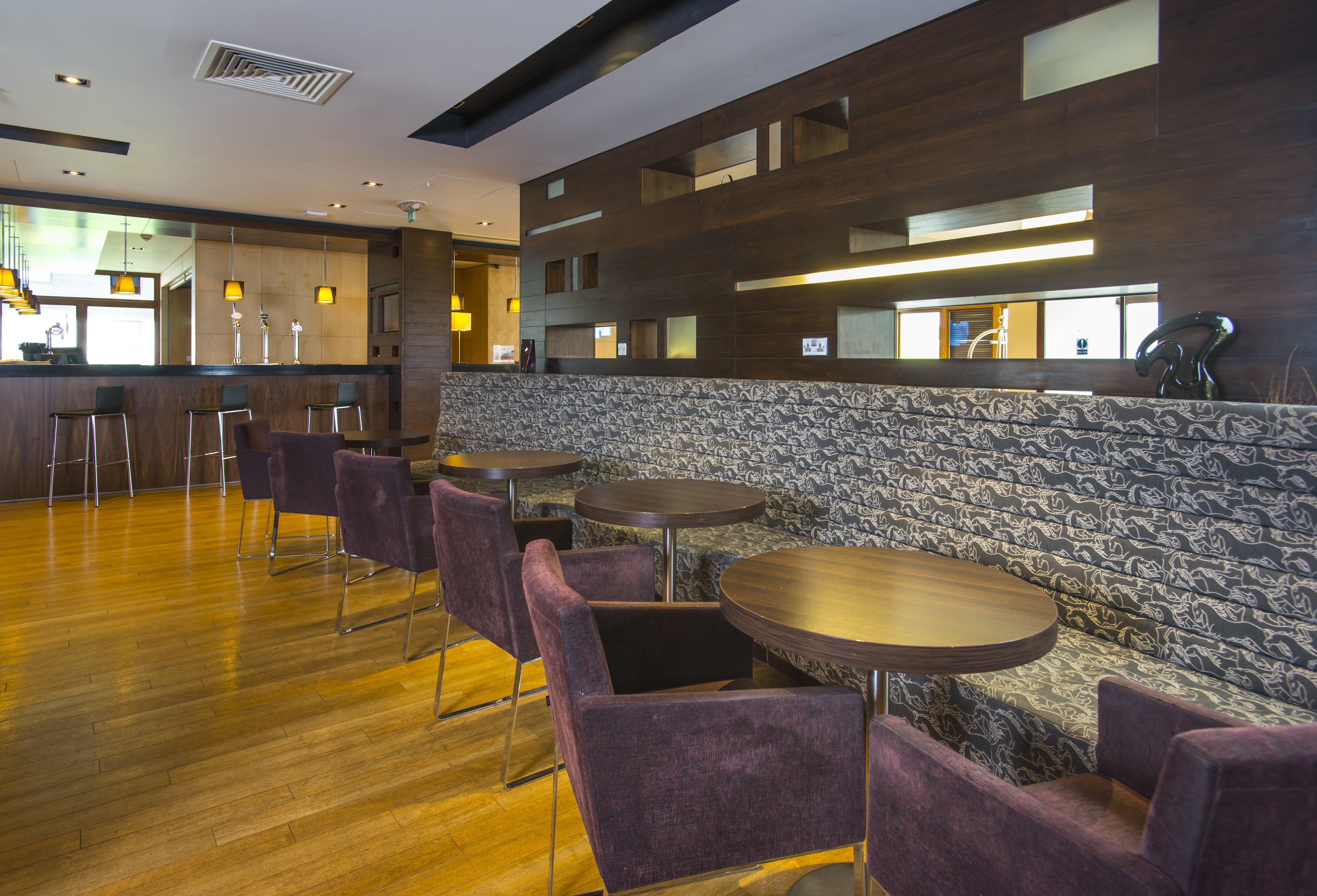 Holiday Inn Express London - Epsom Downs By Ihg Экстерьер фото