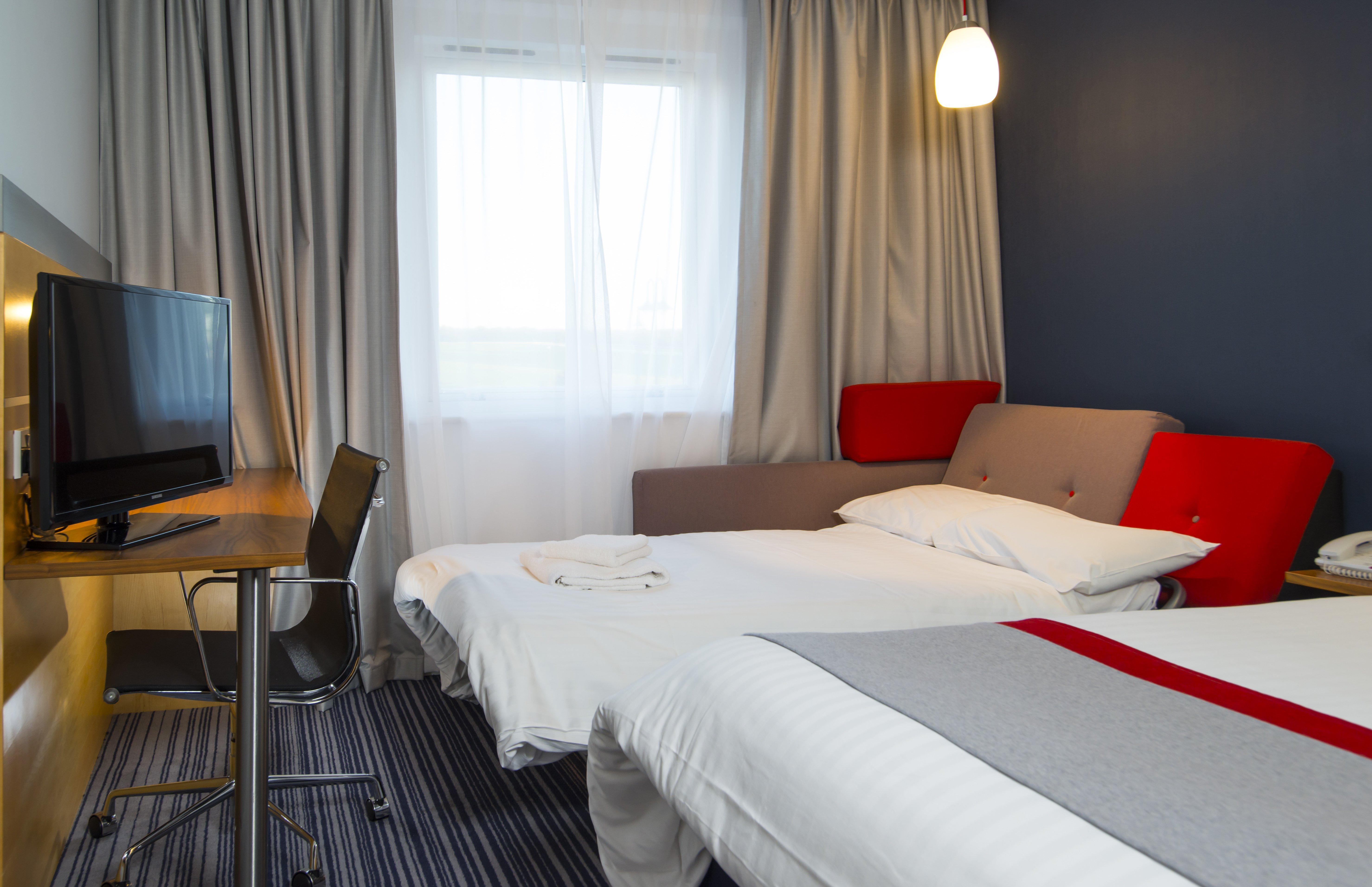 Holiday Inn Express London - Epsom Downs By Ihg Экстерьер фото
