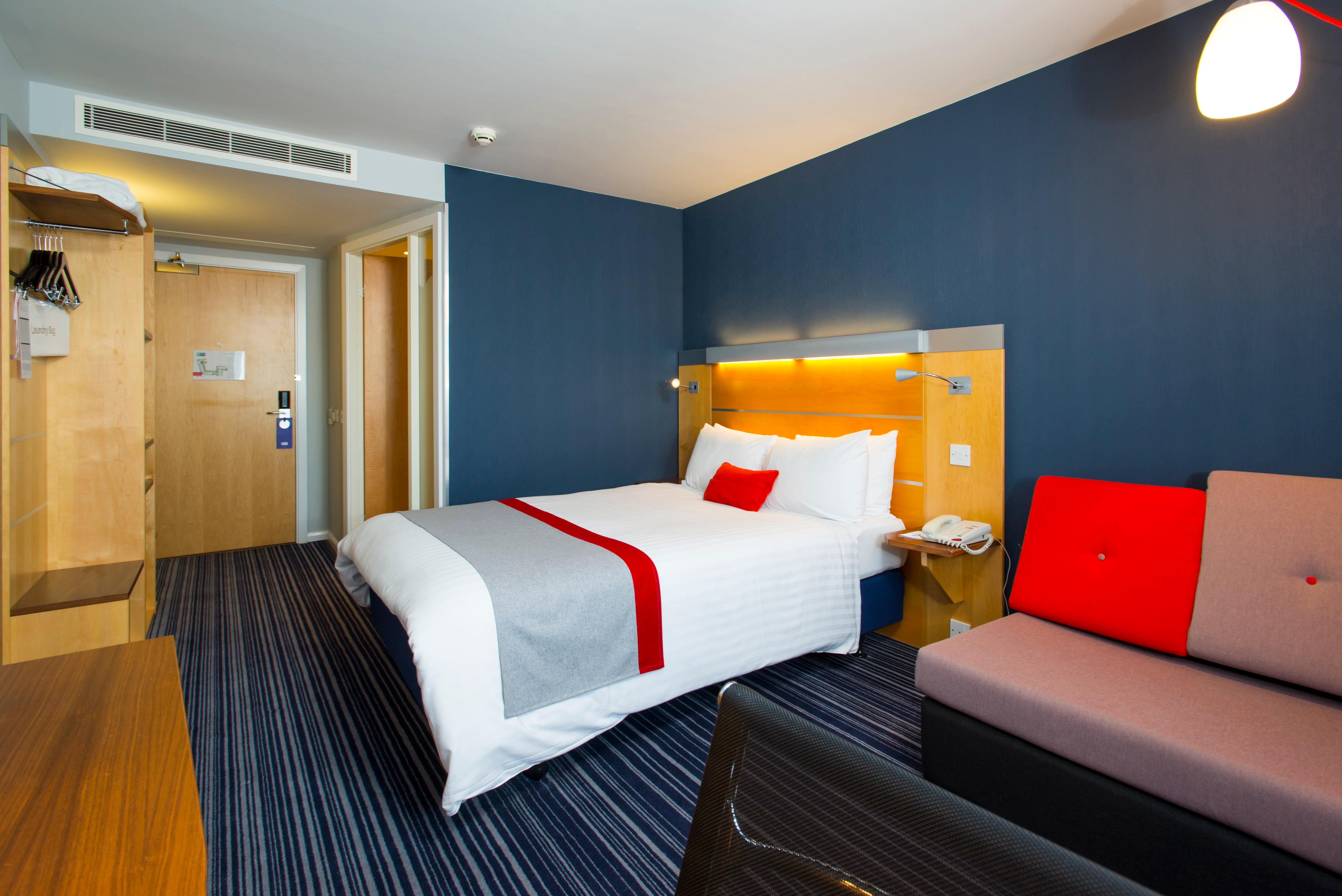 Holiday Inn Express London - Epsom Downs By Ihg Экстерьер фото
