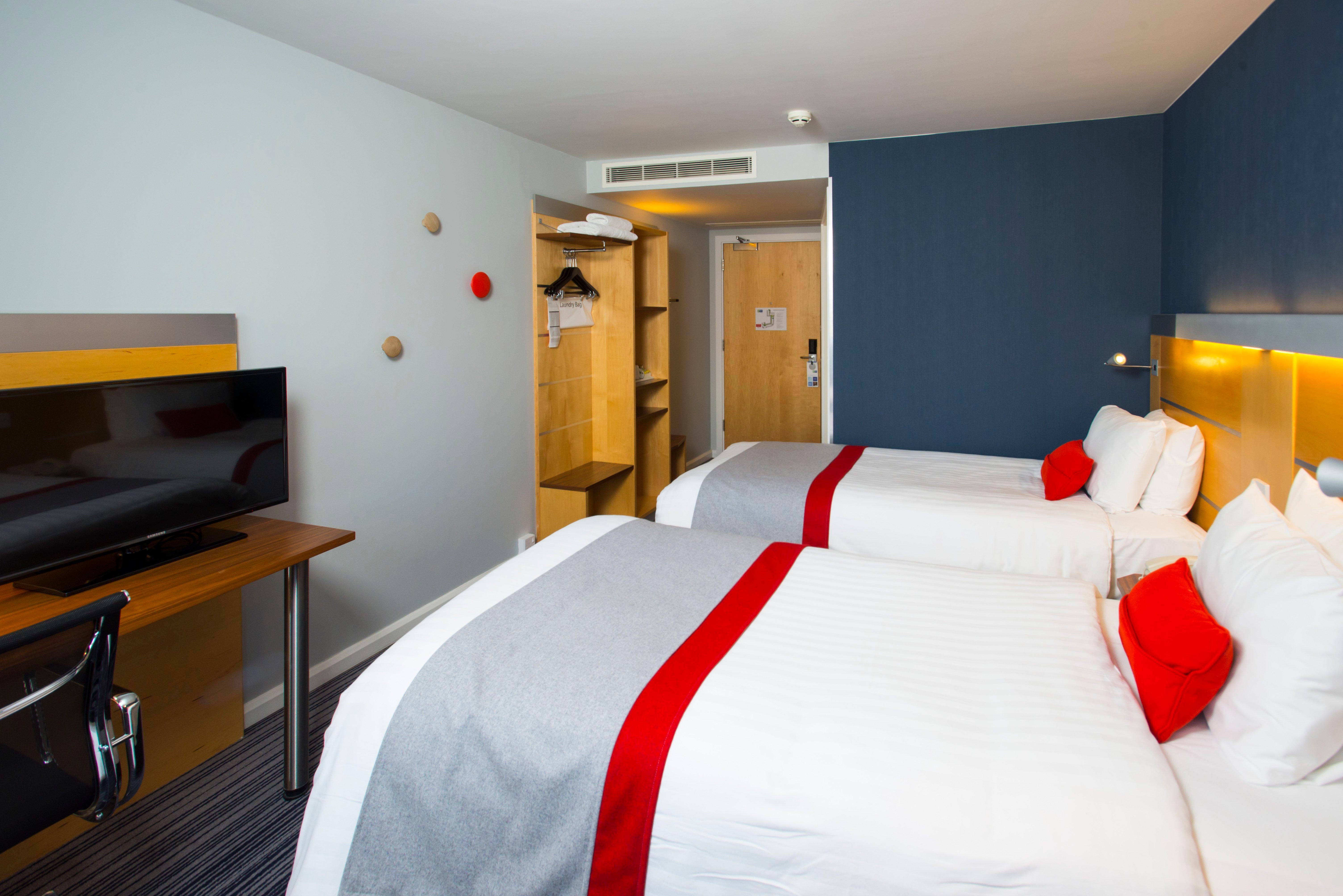 Holiday Inn Express London - Epsom Downs By Ihg Экстерьер фото