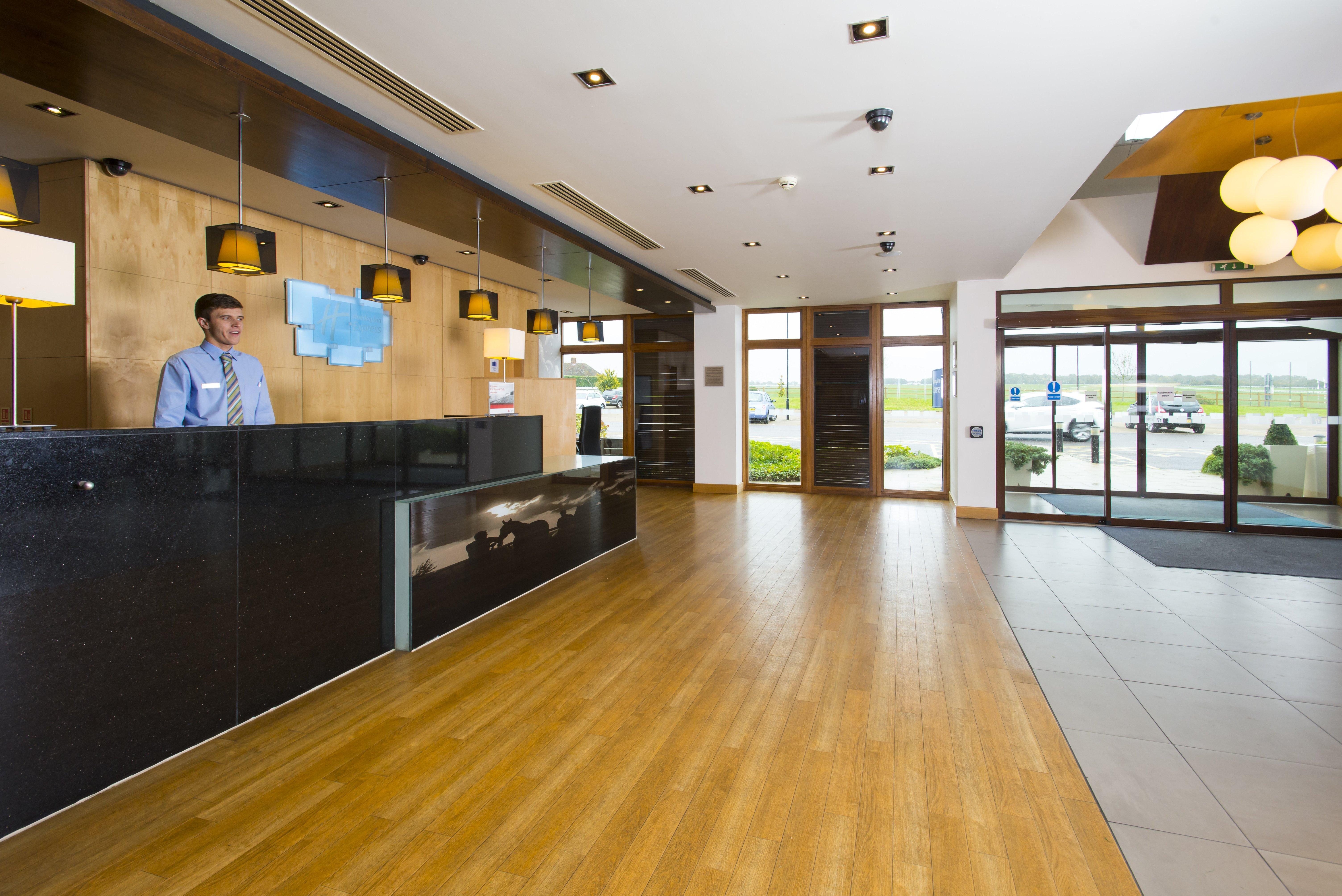 Holiday Inn Express London - Epsom Downs By Ihg Экстерьер фото
