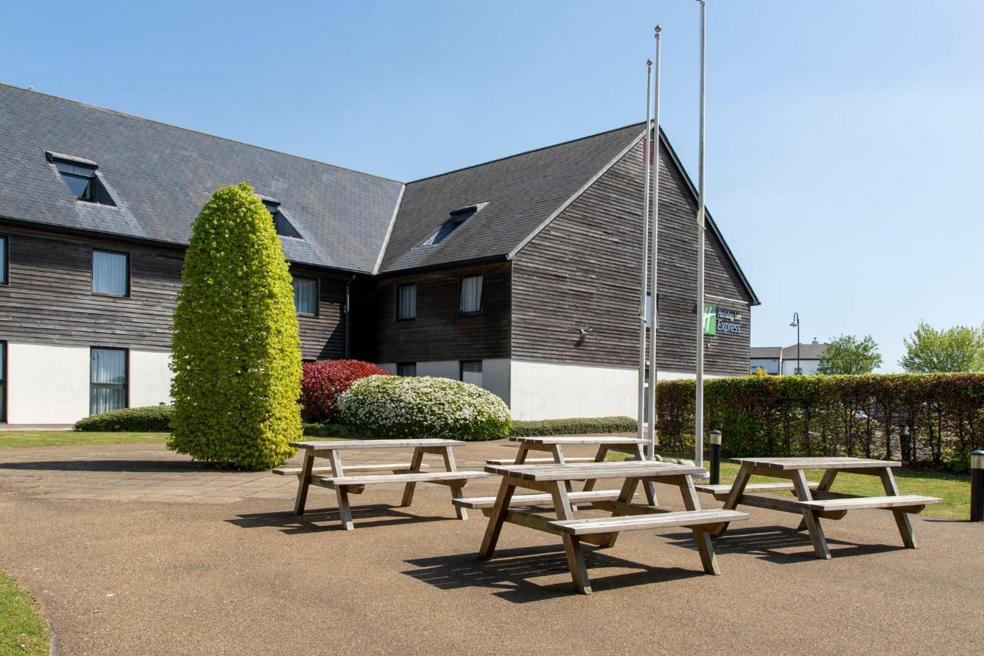 Holiday Inn Express London - Epsom Downs By Ihg Экстерьер фото