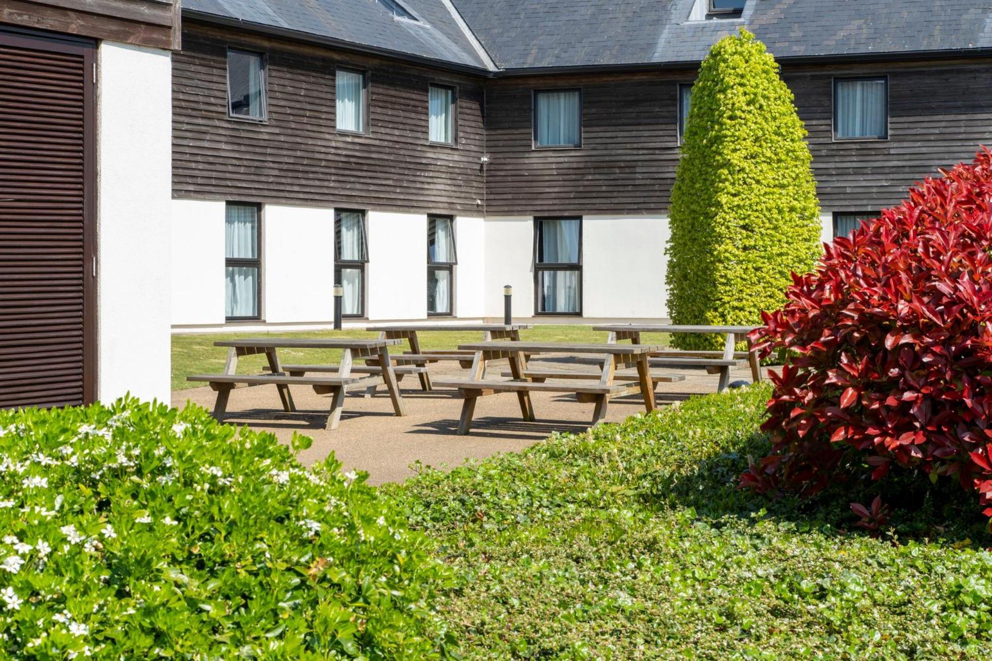 Holiday Inn Express London - Epsom Downs By Ihg Экстерьер фото