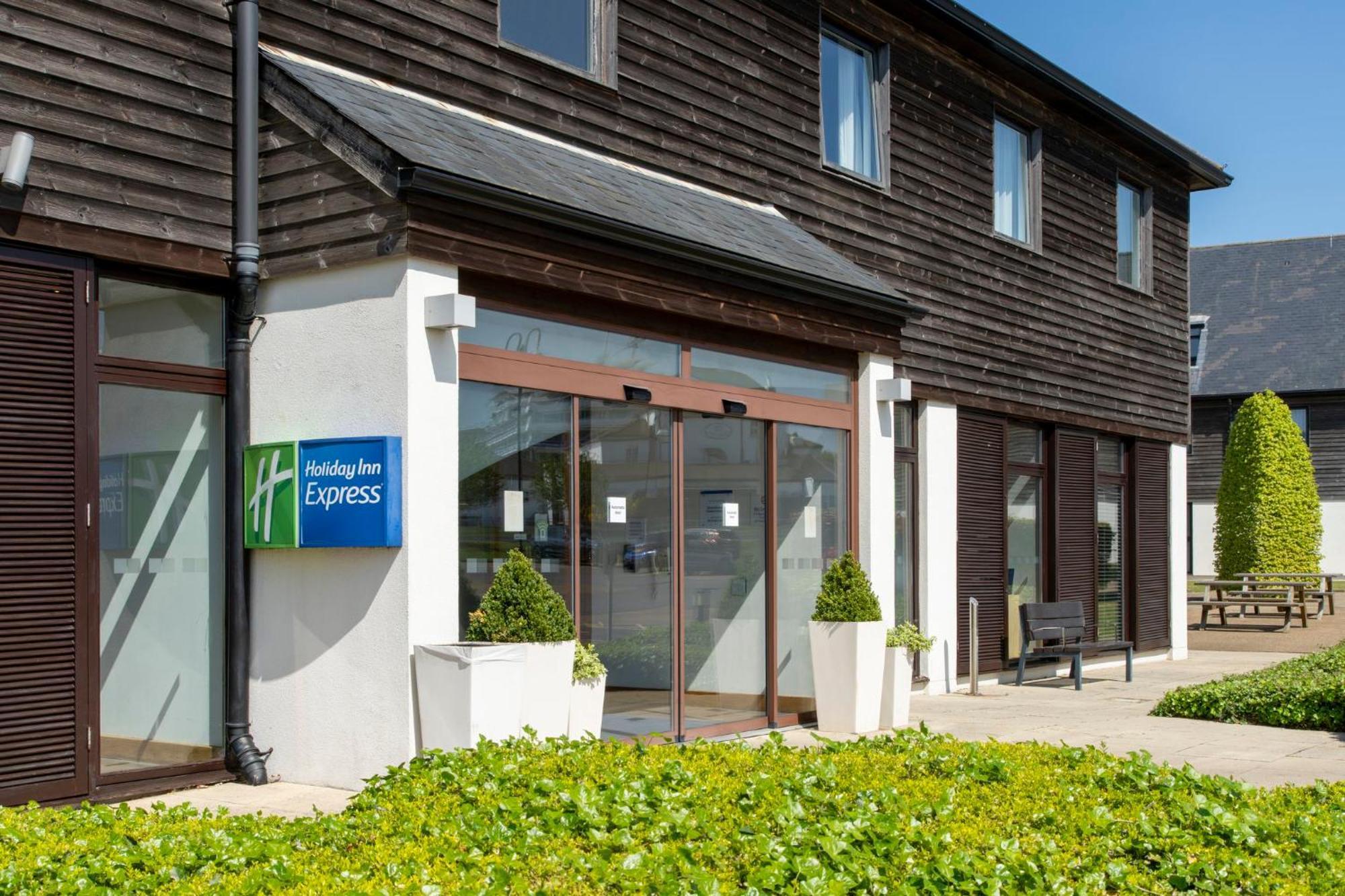 Holiday Inn Express London - Epsom Downs By Ihg Экстерьер фото